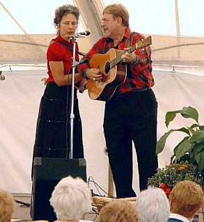 Vernon and Kitty McIntyre bluegrass duet